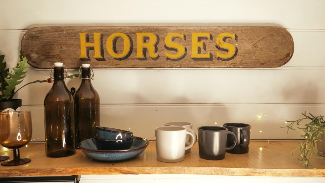 Quirky Vintage Horsebox Conversion With Stunning Views Of Ardingly Reservoir Balcombe Bagian luar foto