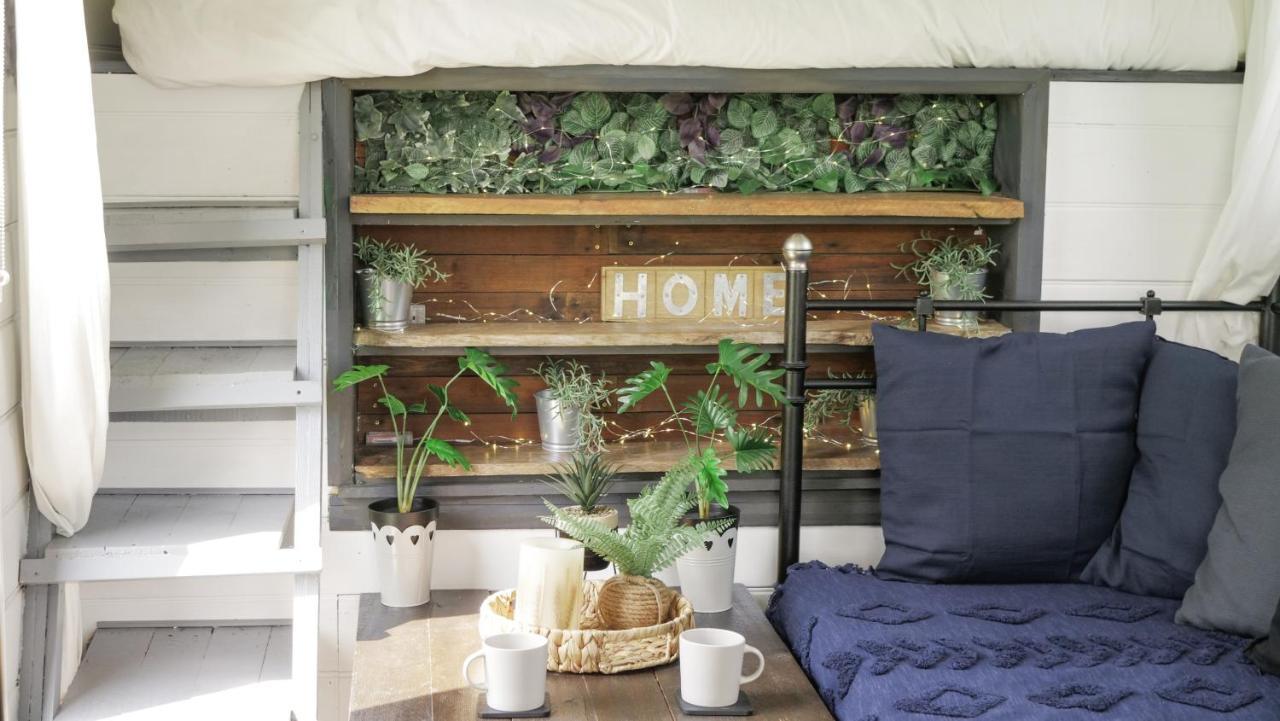 Quirky Vintage Horsebox Conversion With Stunning Views Of Ardingly Reservoir Balcombe Bagian luar foto
