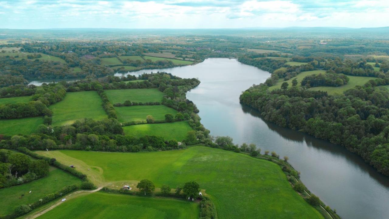 Quirky Vintage Horsebox Conversion With Stunning Views Of Ardingly Reservoir Balcombe Bagian luar foto
