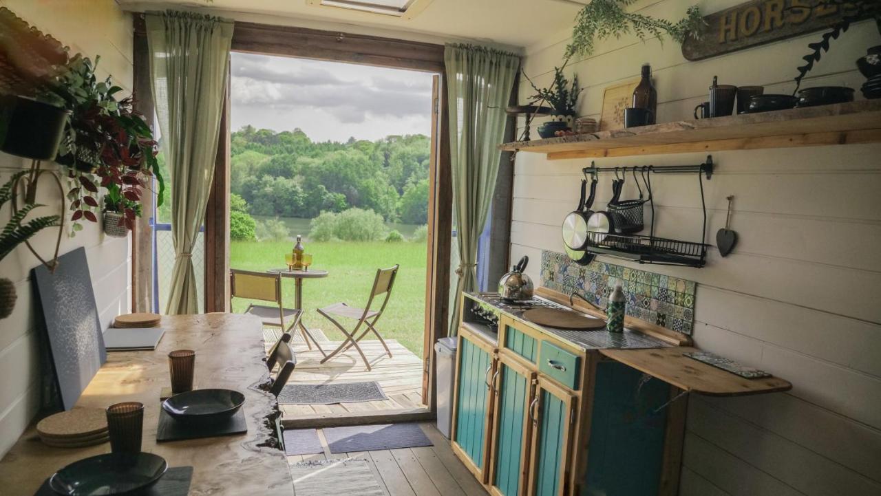 Quirky Vintage Horsebox Conversion With Stunning Views Of Ardingly Reservoir Balcombe Bagian luar foto