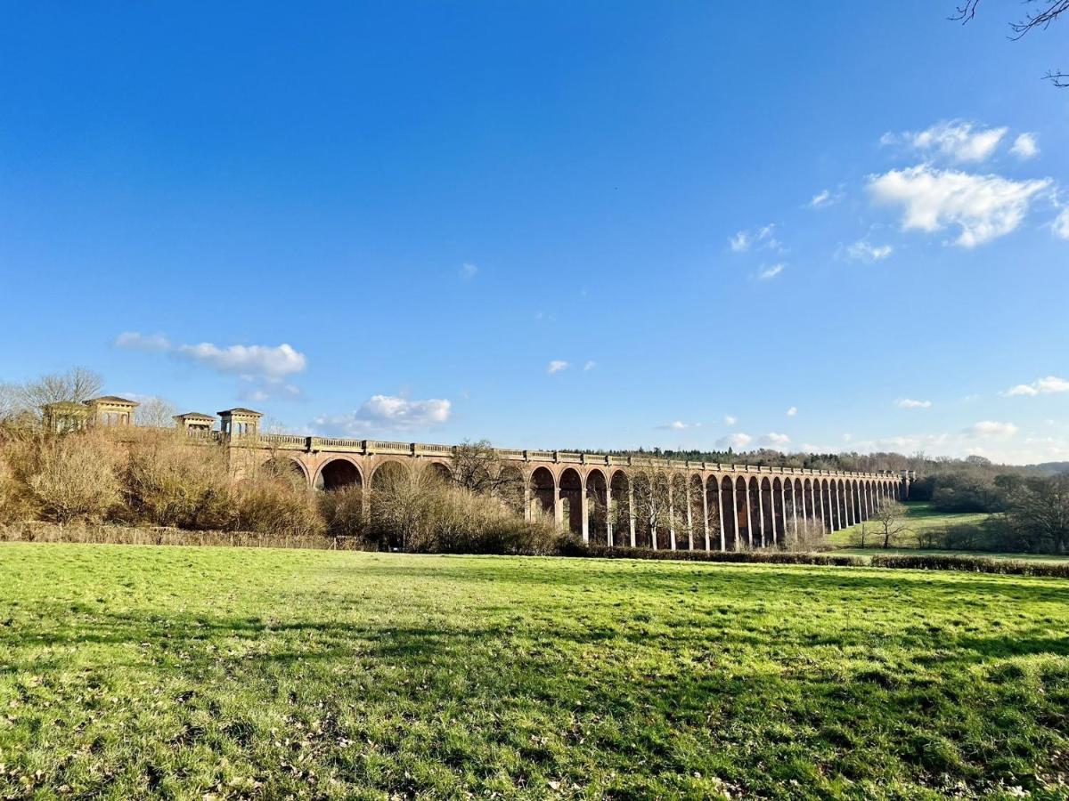 Quirky Vintage Horsebox Conversion With Stunning Views Of Ardingly Reservoir Balcombe Bagian luar foto